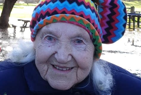 Żyje w luksusie i pozuje w bikini Babcia z TikToka ma 92 lata Internauci nie wierzą w jej