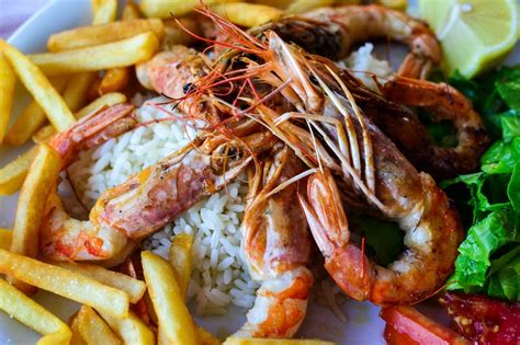 gambar restoran hidangan makan menghasilkan makanan laut ikan