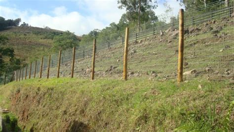 Cerca De Tela Com Madeira