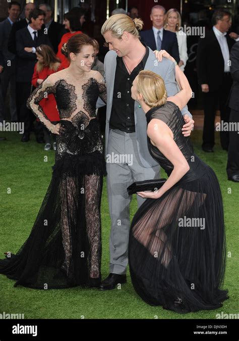 Kristen Stewart Chris Hemsworth And Chalize Theron World Premiere Of Sw