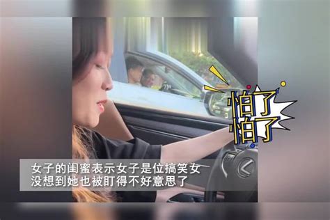 女子等红灯时被旁车仨男子疯狂围观，满脸娇羞频频捂脸：内心窃喜 红灯 男子 内心