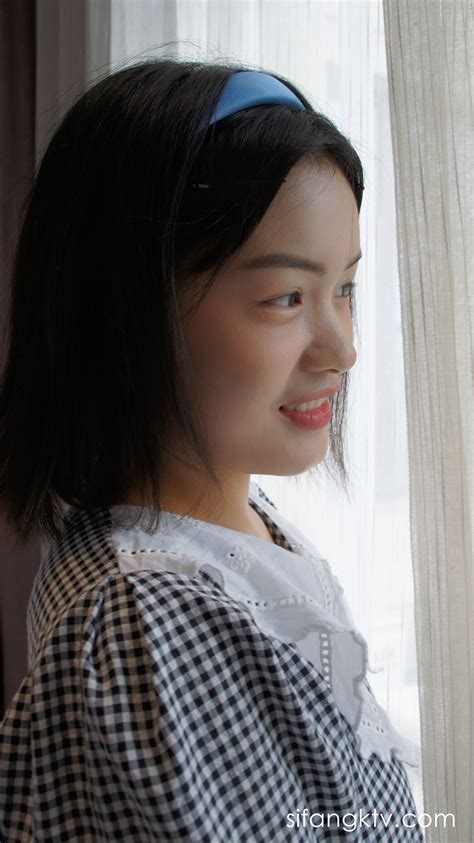 Hit x Hot 计算机系大一学妹人体私拍套图 Page 24 25