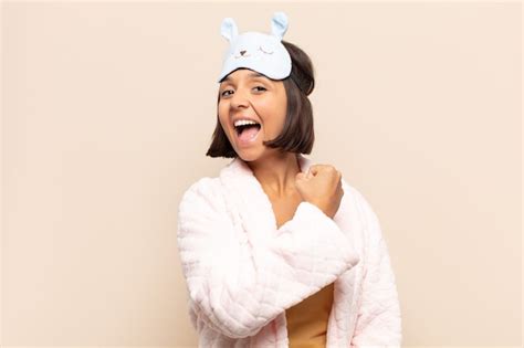 Mujer Latina Joven Que Se Siente Feliz Positiva Y Exitosa Motivada Cuando Enfrenta Un Desaf O