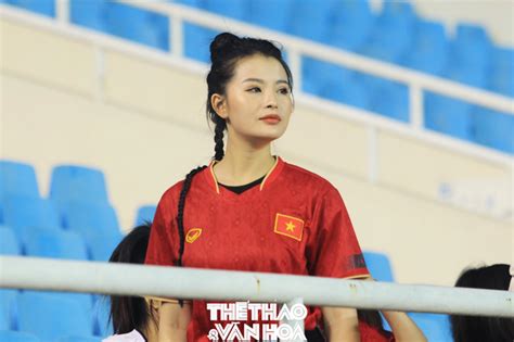 Hot girl Nóng cùng World Cup khuấy động sân Mỹ Đình