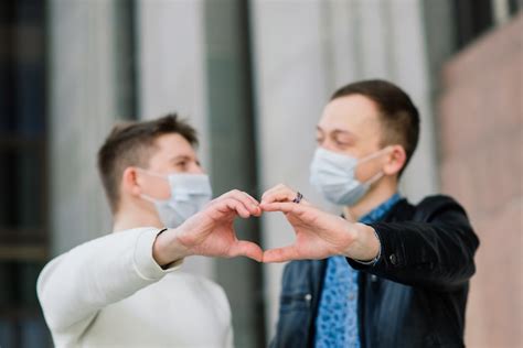 Pareja Gay Joven Con M Scara M Dica Abraz Ndose En La Ciudad Foto Premium