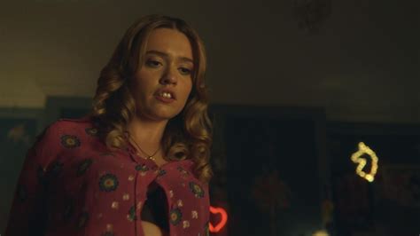 The Blouse Print Is Aimee Gibbs Aimee Lou Wood In Sex Education S01E06 Spotern