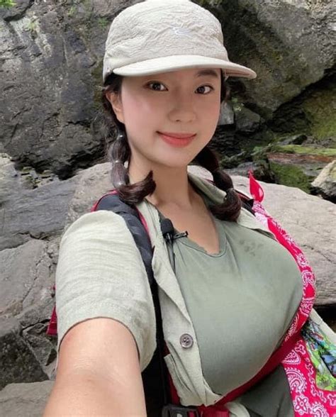 Bộ ảnh hot girl ngực khủng leo núi giống Băng Băng tỷ cư dân mạng cười nghiêng ngả Đúng là