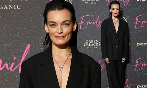 Sex Education S Emma Mackey Graces The Red Carpet At The Premiere Of Her New Movie Emily Daily