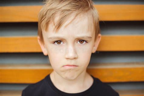 Enfant Ayant L expression Du Visage Mécontente Méchante Enfant Fondu