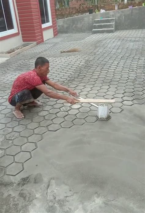 Pembuatan Paving Block Anti Ribet Dan Tidak Ditumbuhi Rumput Koemparan