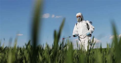 Primer Plano Del Agricultor Masculino En Traje Protector Blanco