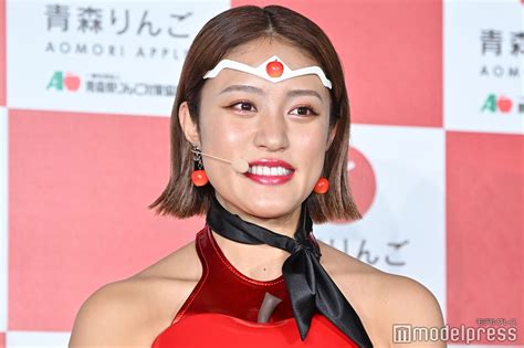 画像3140 王林、美脚際立つミニ丈×網タイツ姿に「脚長すぎ」「レベチ」と反響相次ぐ モデルプレス