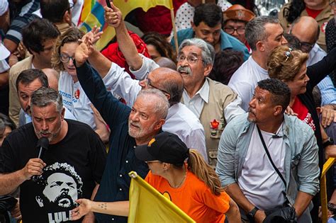 Lula Re Ne Multid O Em Caminhada No Centro De Porto Alegre Pol Tica