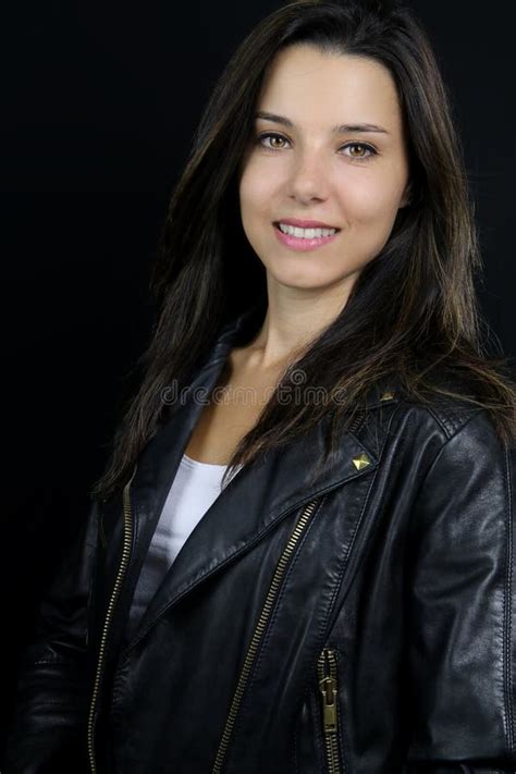 Mooi Brunette Over Een Zwarte Achtergrond Stock Afbeelding Image Of Jong Manier