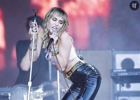 C est la reine cette popstar sidère en naked dress le style sexy et sulfureux que le