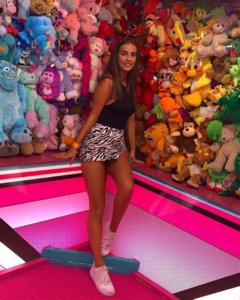 10 Hot Sexy Rebecca Atkinson Bikini Pics