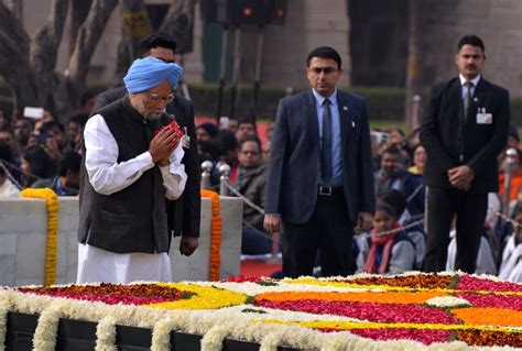 Manmohan Singh Pays Tribute To Mahatma Gandhi On His Death Anniversary