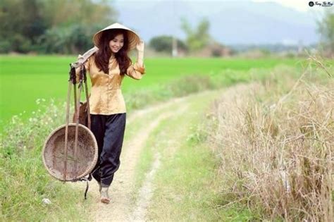 Hot girl xinh đẹp hóa thôn nữ xuống ruộng đi cấy