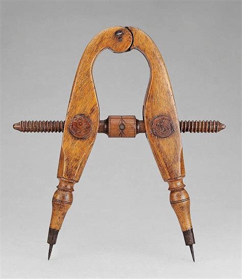 Старинные инструменты для обработки дерева - фото