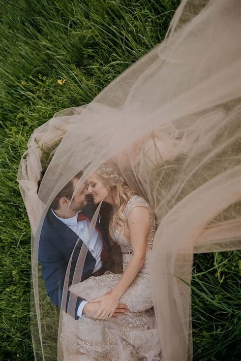 Image libre blonde petite amie baiser petit ami portant herbe amour jeune marié romance