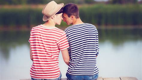 ŽENA IN Syn se nám přiznal že je gay Zatímco já ho podpořila manžel ho zavrhl svěřuje se