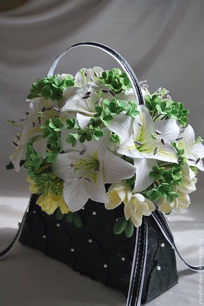 Букет в сумочке с лилиями и фрезией | Arreglos florales, Diseño floral ...
