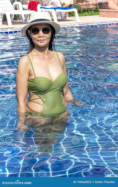 9 Hot Sexy Sandy Chang Bikini Pics