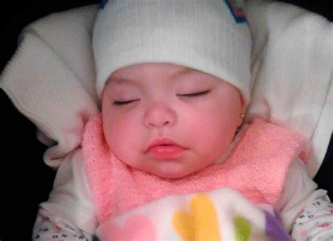 Após ser rejeitada 10 vezes menina HIV é adotada por casal gay Revista Crescer Saúde