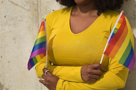 Mulher Africana De Cabelo Afro Usando Camisa Amarela E Bandeiras Do Orgulho Gay Foto De Stock