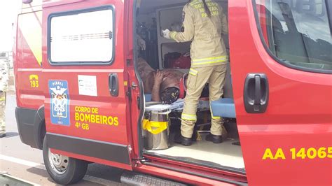 Homem fica ferido após sofrer queda de moto no Trevo Cataratas em