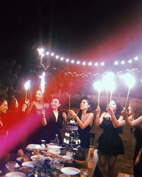 Hội bạn thân năm rủ nhau diện bikini khoe body nóng bỏng đốt cả Instagram