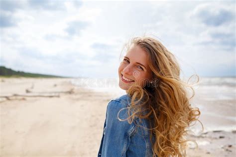 Portrait D une Femme Blonde à La Plage Photo stock Image du adulte ensoleillé 74256876