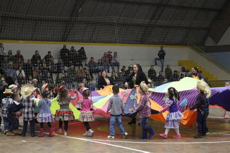 Festa Julina reúne familiares do Infantil no Colégio Satc SATC