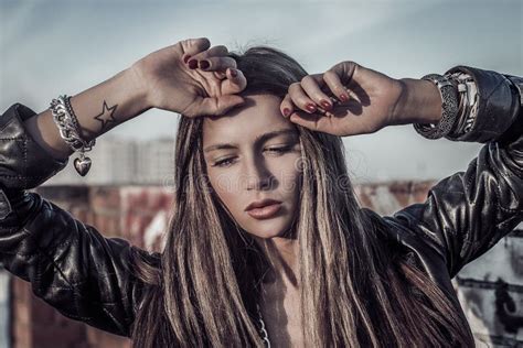 Belle Femme Blonde Sexy De Mode Posant Sur Le Toit Image Stock Image Du Patte Languettes