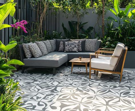 10 Elegant Outdoor Tile Ideas For Patio In Cool Gray Tones • 333k