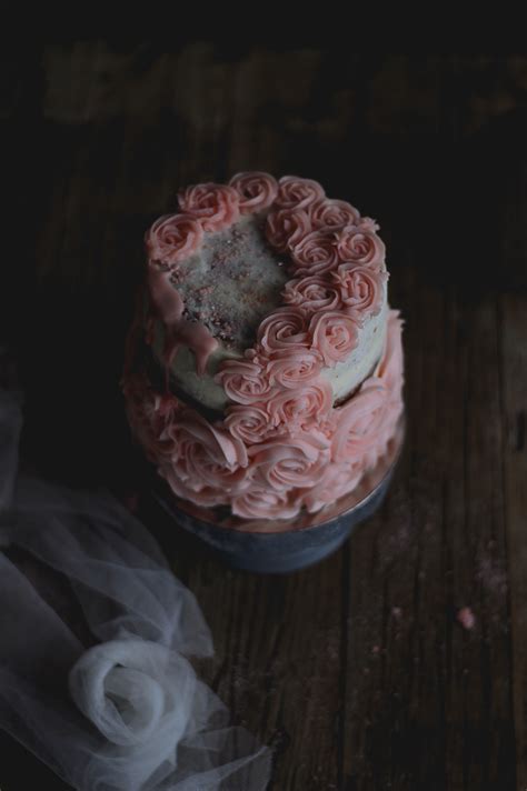 Bolo naked de amêndoa e ovos moles Almond egg cream rosette naked cake Coco e Baunilha