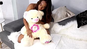 Estoy visitando a mi prima latina pero está loca XVIDEOS