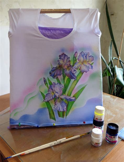 Батик на футболке с ирисами