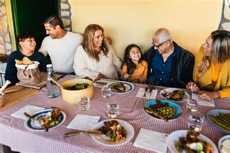 Feliz Familia Latina Comiendo Juntos En Casa Imagen De Archivo Imagen De Celebre Padre