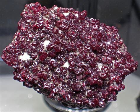 Минерал Киноварь (Cinnabar). Энциклопедия кристаллов, минералов, камней.