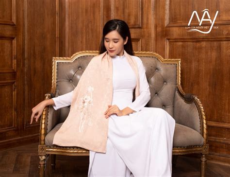Khăn choàng lụa cao cấp thêu hoa sen màu nude Quà tặng đối tác sang trọng Mayhandmade Khăn