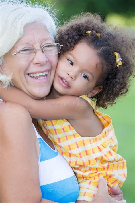 Ragazza Latina E Sua La Nonna Caucasica Che Abbracciano In Un Parco Fotografia Stock Immagine