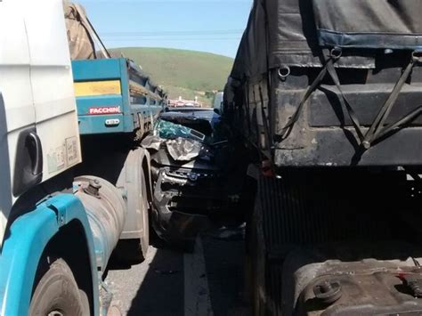 G1 Carro Fica Prensado Entre Carretas Na Via Dutra Em Barra Mansa