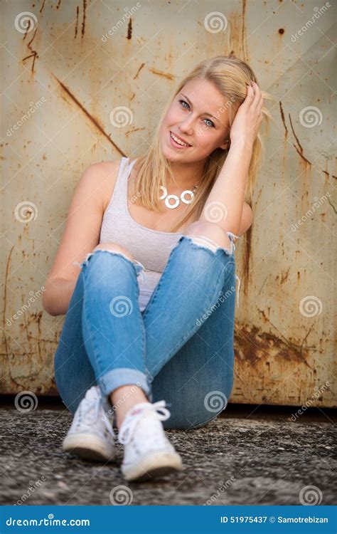 Jong Blonde Kaukasisch Meisje Alleen Op Een Straat Stock Afbeelding Image Of Achtergrond