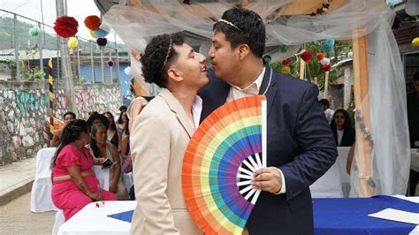 Indígenas Mixes Se Casan en Primera Boda Gay en la Región de Oaxaca N