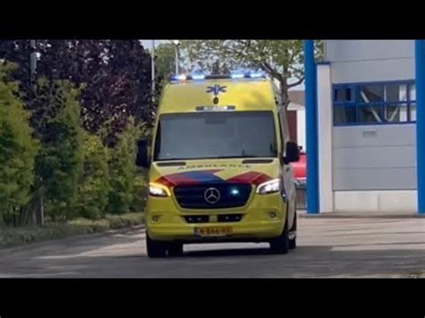 Ambulance Post Leende Met Spoed Naar Een Melding In Eindhoven