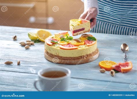 Un Pedazo De Torta Cruda De La Fruta C Trica Con El Pomelo La Naranja