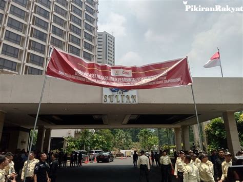 Spanduk Tanah Milik Negara Dipasang Di Hotel Sultan Pengelola Gbk