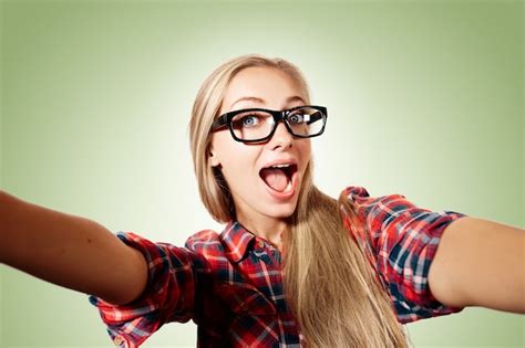 Jeune Femme Blonde Prenant Selfie Photo Gratuite