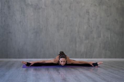 Mujer Joven Yogui Practicando Yoga Lecci N Respiraci N Meditaci N